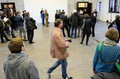 Ausstellungseröffnung der Hamburger Arbeitsstipendiaten für bildende Kunst 2015 im Kunstverein Harburger Bahnhof - Kultursenatorin Prof. Barbara Kisseler hält die Eröffnungsrede.