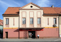 Gebäude ehem. Kino in Striegau / Strzegom, jetzt Geschäft für ALKOHOL DELIKATESY / Delikatessen.