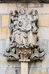 Skulpturen am Eingangsbereich der Stadtpfarrkirche St. Stanislaus und Wenzel (Kościół ŚŚ. Stanisława i Wacława) in Świdnica - Schweidnitz. Seit 2004 Kathedrale des neueingerichteten Bistums, wurde 1325–1488 an der Stelle eines 1250 erwähnten Vorgänge