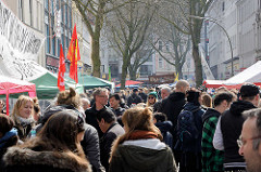 Strassenfest auf der Bartelsstrasse im Hamburger Stadtteil Sternschanze - die Anwohner protestieren mit einem Schanzenfrühjahrsfest gegen die Gentrifizierung ihres Stadtteils.