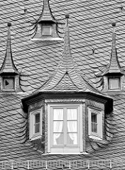 Mit dunklem Tonschiefer / Dachschiefer gedecktes Dach in der Harzer Stadt Goslar - Dacherker mit Schiefer gedeckt.