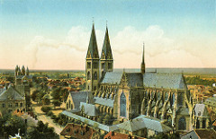 Historisches Luftbild vom Dom St. Stephanus und St. Sixtus in Halberstadt; lks. der Domplatz und die Liebfrauenkirche.