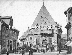 Historische Ansichten aus Goslar - Gildehaus von 1657; Hotel Restaurant Cafe - Passanten, Arbeiter / Träger mit Korb auf der Schulter.