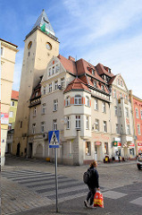 Gebäude und Markturm in der Altstadt von Striegau / Strzegom.
