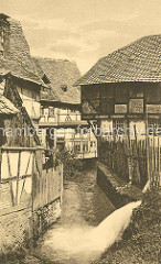 Historische Ansicht der Abzucht in Goslar - Staketenzaun, Holzzaun - Fachwerkhäuser dicht am Wasser.