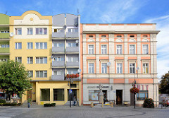 Wohnhäuser in Striegau / Strzegom; sozialistische Architektur mit farbiger Fassade, Balkons - mehrstöckiges Gründerzeitgebäude.