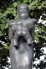 Marmorskulptur - Mutter mit Kind; Denkmal in Striegau, Strzegom.