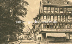 Historisches Bild der Marktstrasse in Goslar - Ladengeschäft, Aufschrift Pelzwaren Hut & Mützen Lager.