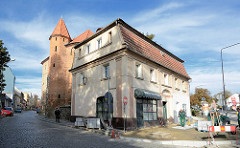 Wohnhaus und St. Barbara Kirche in Striegau / Strzegom. Das Kirchengebäude hat seinen Ursprung im 14. Jahrhundert - es wurde zunächst als Synagoge genutzt;  1456 das Gebäude zur christlichen Kirche.