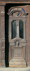 Eingangstür, Holztür mit Schnitzerei, heilige Figur - Jugenstil; Architekturfotos aus Striegau / Strzegom.