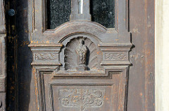 Eingangstür, Holztür mit Schnitzerei, heilige Figur - Jugenstil; Architekturfotos aus Striegau / Strzegom.