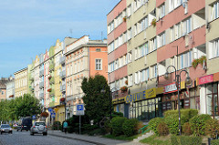Wohnhäuser in Striegau / Strzegom; sozialistische Architektur mit farbiger Fassade, Balkons.