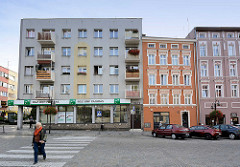 Wohnhäuser, Geschäftshäuser in Striegau / Strzegom; schlichte Architektur - mehrstöckiges Gründerzeitgebäude.