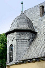 Turm und Hausdach mit Schiefereindeckung - Architektur in Goslar / Harz.