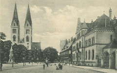 Altes Bild vom Domplatz in Halberstadt - lks. der Dom St. Stephanus und St. Sixtus - re. das Postgebäude und die Domprobstei.