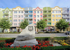 Gedenkstein 700 Jahre Striegau Strzegom vor dem Rathaus - Häuserzeile; Neubauten mit farblich abgesetzten Giebeln.