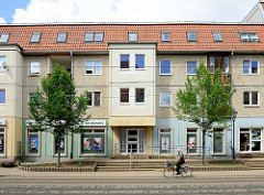 Wohnblock mit Erker, Gewerberäume im Paterre; Gröperstrasse in Halberstadt.