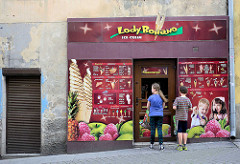 Eisdiele / Eisverkauf mit bunter Fassade, Eissorten - Kinder vor dem Geschäft, Kłodzko - Glatz.