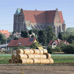 Stadtpfarrkirche zu den hl. Aposteln Petrus und Paulus in Striegau Strzegom - dreischiffige Kirche, erbaut von 1280 - 1410.