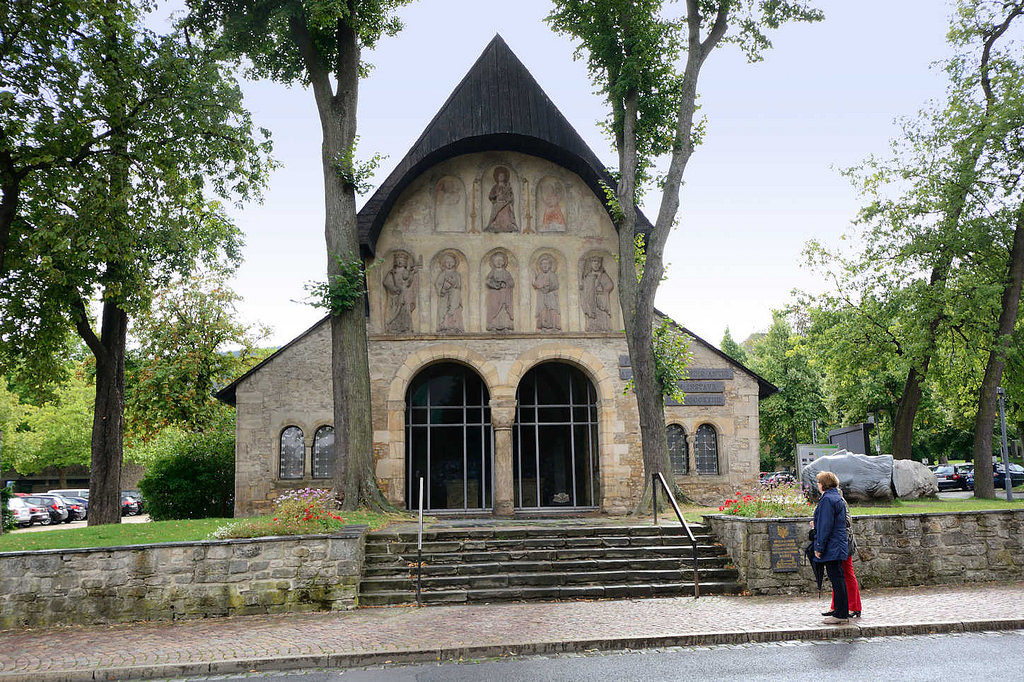 Stadt und Land Fotos: Foto „Vorhalle der Stiftskirche St. Simon und