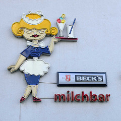 Werbung an der Hausfassade, Kellnerin mit Schürze, Tablett mit Eis und Milchglas - Milchbar, Becks Bier. Bilder aus Halberstadt, Sachsen-Anhalt.