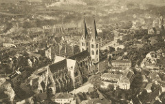 Alte Luftfotografie von Halberstadt - Blick auf den  Dom St. Stephanus und St. Sixtus und die Gebäude rund um den Domplatz.