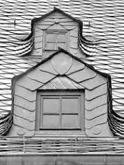 Mit dunklem Tonschiefer / Dachschiefer gedecktes Dach in der Harzer Stadt Goslar - Dacherker mit Schiefer gedeckt.