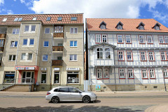 Unterschiedliche Bauformen in Halberstadt - Plattenbau und Fachwerkgebäude mit Erker.