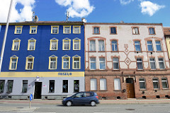 Architektur in Halberstadt - mehrstöckige Wohnhäuser, farbige Putzfassade - Klinkerfassade mit abgesetzten Fenstern.