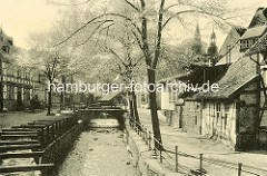 Gemauertes Flussbett der Abzucht in Goslar - hölzerner Kanal an der Strasse; Pferdefuhrwerk auf der Strasse, Fachwerkhäuser.