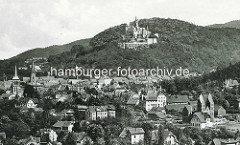 Historische Luftaufnahme von Wernigerode; Schloss und Kirchtürme der Stadt.