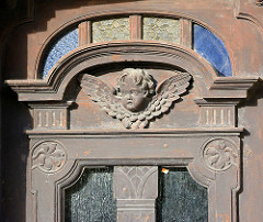 Eingangstür, Holztür mit Schnitzerei, Engelskopf / Flügel - Jugenstil; Architekturfotos aus Striegau / Strzegom.