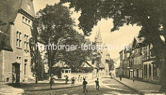 Historische Ansicht vom Hohen Weg in Goslar; im Vordergrund das Gebäude vom Amtsgericht, dahinter das Hospiz Großes Heiliges Kreuz und die Kirchtürme der Goslarer Marktkirche Sankt Cosmas und Damian.