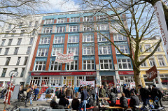 Schanzenhof - ehem. Montblanc Gebäude in der Schanzenstrasse / Bartelsstrasse in Hamburg Sternschanze. Zum 31.03.2016 wurden fünf Mietern des Schanzenhofs gekündigt. Darunter ist das Alternativ-Hotel Schanzenstern mit Biorestaurant.