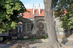 Friedhof mit historischen Grabsteinen - Kirchhof bei der Peter-und-Pauls-Kirche in Striegau / Strzegom.