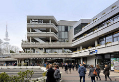 Eingang / Passanten am  CCH, Congress Center Hamburg - im Hintergrund der Fernsehturm.