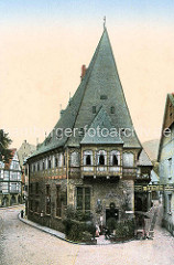 Historisches Motiv vom Patrizierhaus Brusttuch in der Altstadt von Goslar - trapezförmiges Grundstück, erbaut 1521 - Hotel, Restaurant; daneben Schild Badehallen über der Strasse / Gasse.