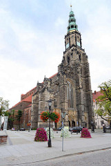 Stadtpfarrkirche St. Stanislaus und Wenzel (Kościół ŚŚ. Stanisława i Wacława) in Świdnica - Schweidnitz. Seit 2004 Kathedrale des neueingerichteten Bistums, wurde 1325–1488 an der Stelle eines 1250 erwähnten Vorgängerbaus errichtet. Nach einem Brand