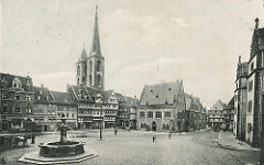 Historische Darstellung vom Holzmarkt und dem Rathaus in Halberstadt - Fachwerkgebäude; im Vordergrund der Holzmarktbrunnen und ein Pferdegespann - Kirchtürme der St. Martinikirche.