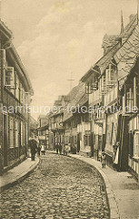 Alte Fotografie aus der Peterstrasse in Goslar - Fachwerkhäuser, geöffnete Fenster; Kinder und EinwohnerInnen vor der Haustür.