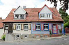 Siedlungshäuser mit Holz verkleidete Fassade; unterschiedlich farblich abgesetzte Fassadengestaltung - Architekturbilder aus  Wernigerode.