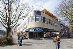 Ehem. Kurbad an der Max Brauer Allee im Hamburger Stadtteil Altona-Nord; jetzt Bar Rossi - Gebäude mit gelben Ziegeln verblendet - runde Ecke.