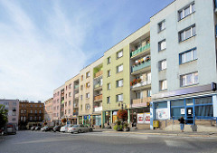 Wohnhäuser in Striegau / Strzegom; sozialistische Architektur mit farbiger Fassade, Balkons.