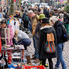 Strassenfest / Flohmarkt auf der Susannenstrasse im Hamburger Stadtteil Sternschanze - die Anwohner protestieren mit einem Schanzenfrühjahrsfest gegen die Gentrifizierung ihres Stadtteils.
