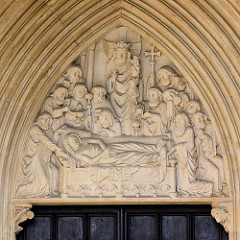 Tympanon am Eingang der Stadtpfarrkirche zu den hl. Aposteln Petrus und Paulus in Striegau / Strzegom - Grablegung Christi mit Jüngern.