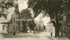 Historische Ansicht vom Hohen Weg in Goslar; im Vordergrund das Gebäude vom Amtsgericht, dahinter das Hospiz Großes Heiliges Kreuz und die Kirchtürme der Goslarer Marktkirche Sankt Cosmas und Damian.