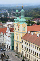 Marktplatz von Hradec Králové / Königgrätz; re. die ehemalige Jesuitenkirche - barocke Kirche Mariä Himmelfahrt; erbaut 1666 - Architekt Carlo Lurago.