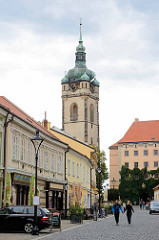 Fussgängerzone - Blick zum Schloss Mělník; Kirchturm der Kath. Propsteikirche St. Peter und Paul (Kostel sv. Petra a Pavla).