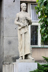Skulptur am Eingang des Gerichtsgebäudes in Hradec Králové / Königgrätz - eröffnet 1934.