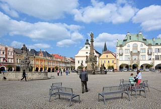 Marktplatz von Dvůr Králové nad Labem / Königinhof an der Elbe; in der Bildmitte die Mariensäule, lks. der Záboj Brunnen.